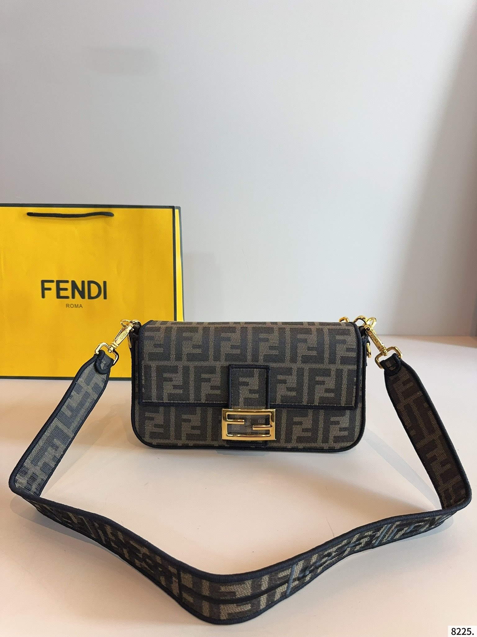 【FENDI旗艦店】フェンディ BAGUETTE クロスボディバッグ-BRAND OFF