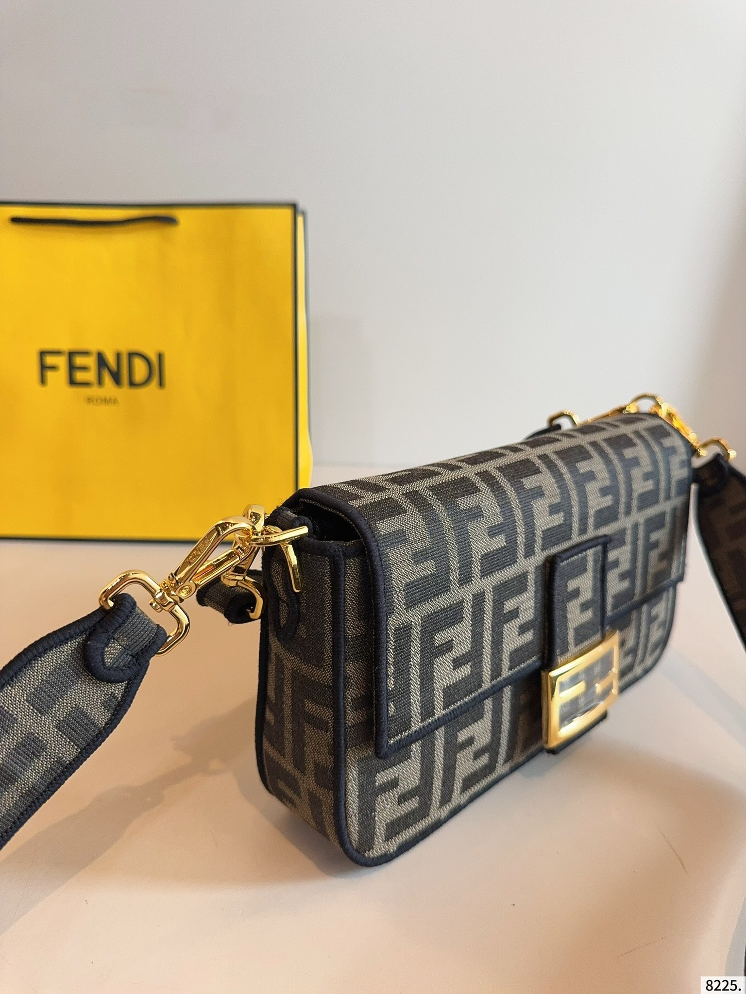 【FENDI旗艦店】フェンディ BAGUETTE クロスボディバッグ-BRAND OFF
