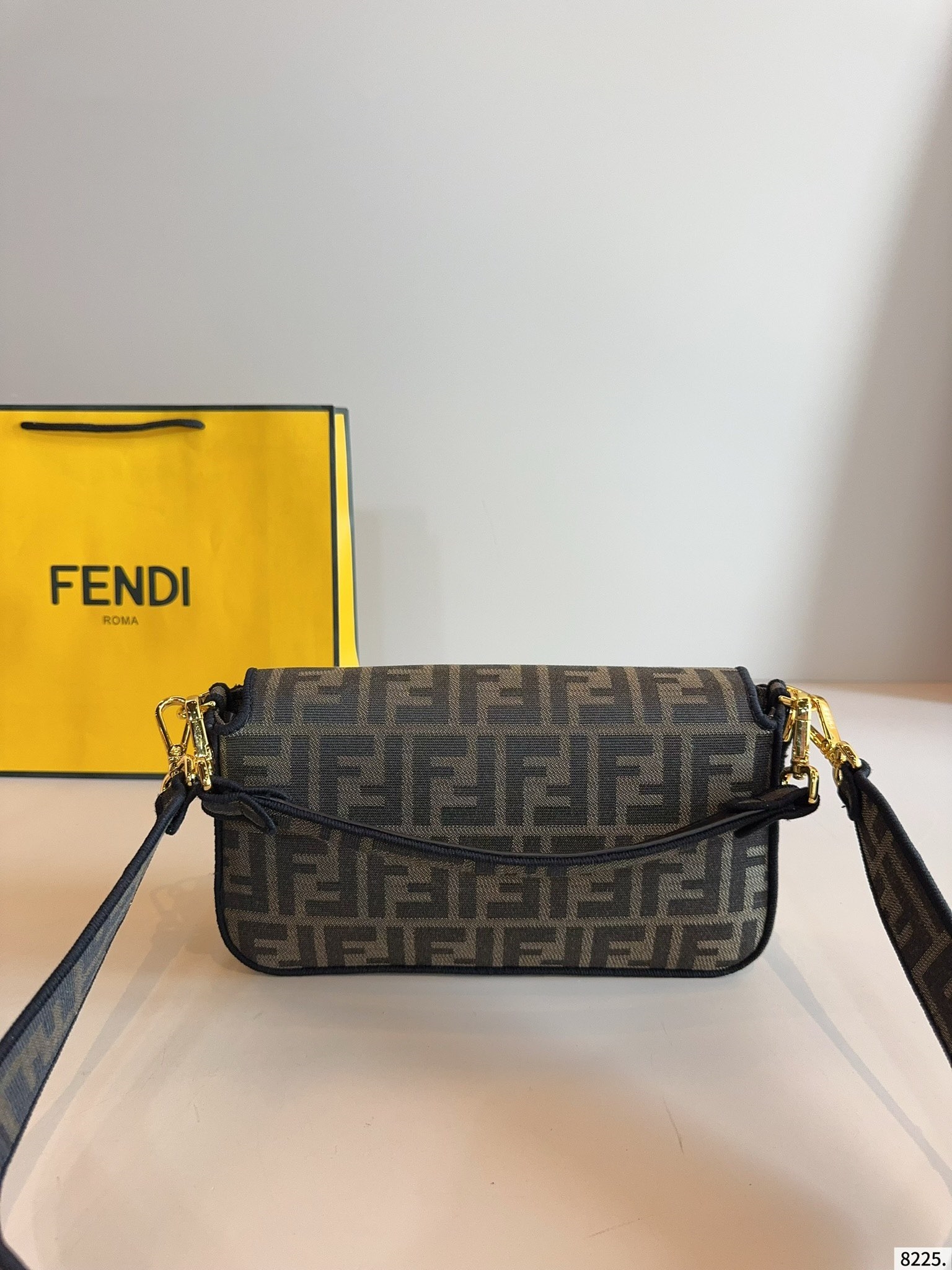 【FENDI旗艦店】フェンディ BAGUETTE クロスボディバッグ-BRAND OFF