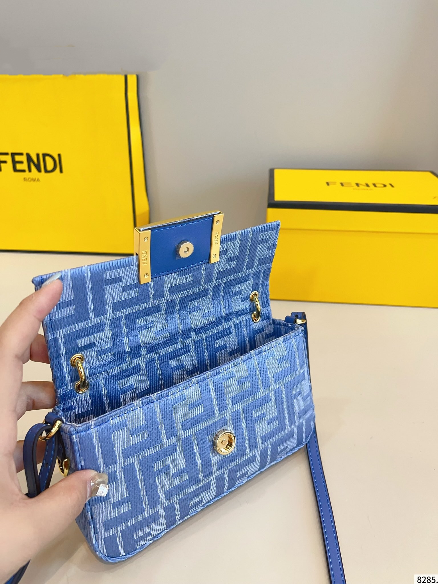 【FENDI旗艦店】フェンディ BAGUETTE ショルダーバッグ-BRAND OFF