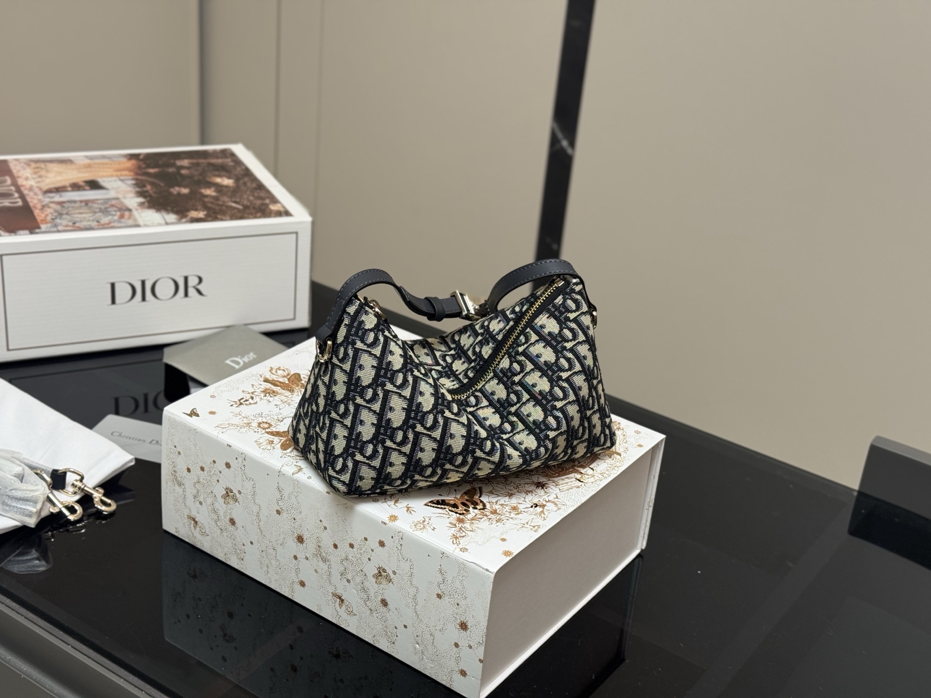 【DIOR公式旗艦店】ディオール Nomad クロスボディバッグ-BRAND OFF
