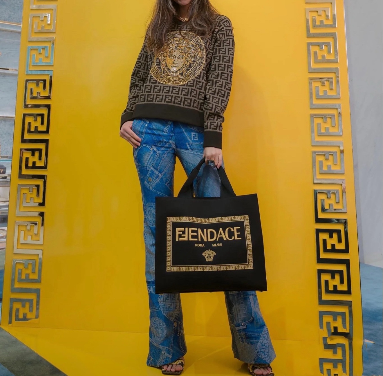 【FENDI x VERSACE旗艦店】FENDACE 連名のトートバッグ-BRAND OFF