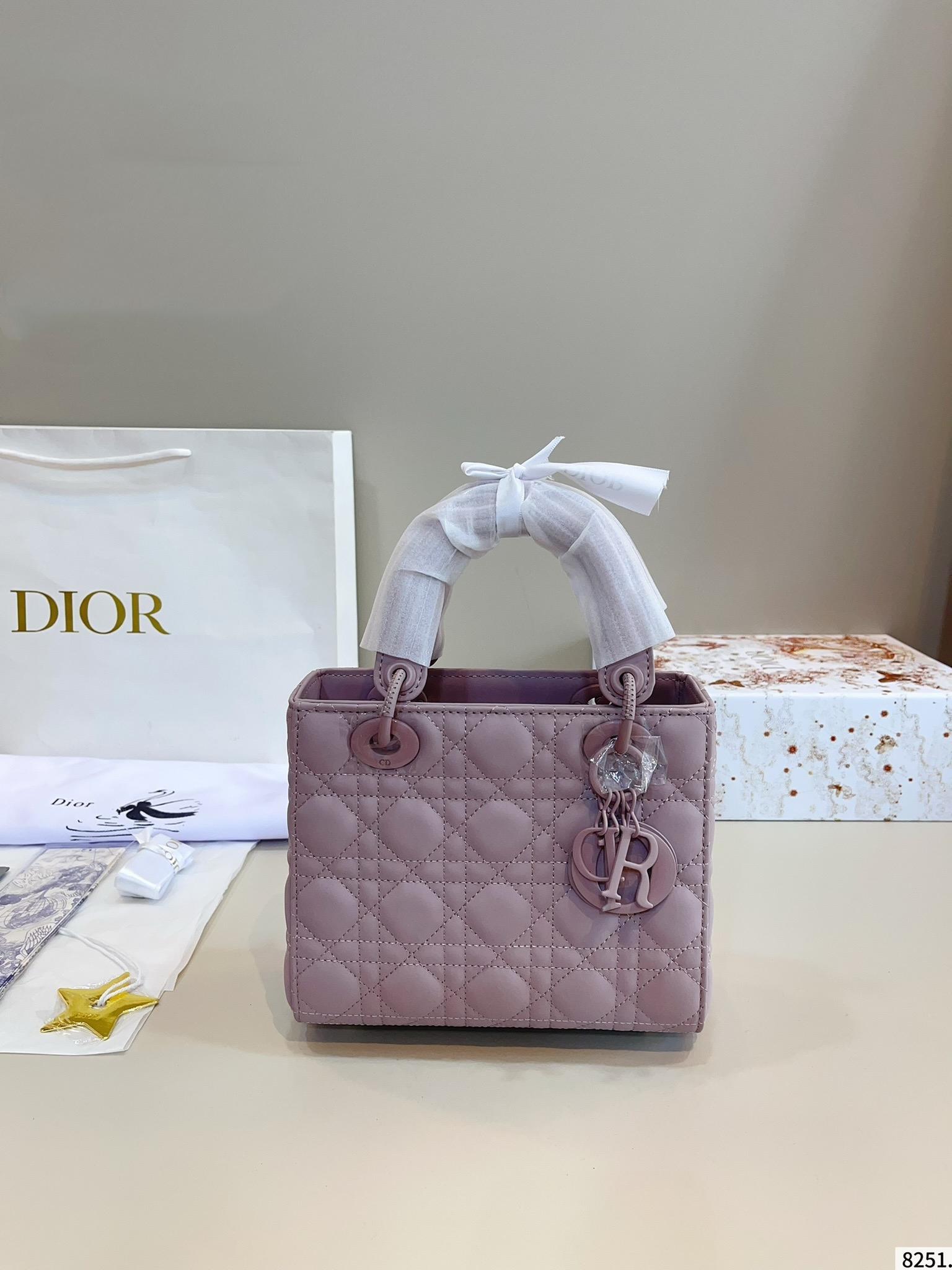 【DIOR旗艦店】ディオール Lady ハンドバッグ 21*9*18cm-BRAND OFF