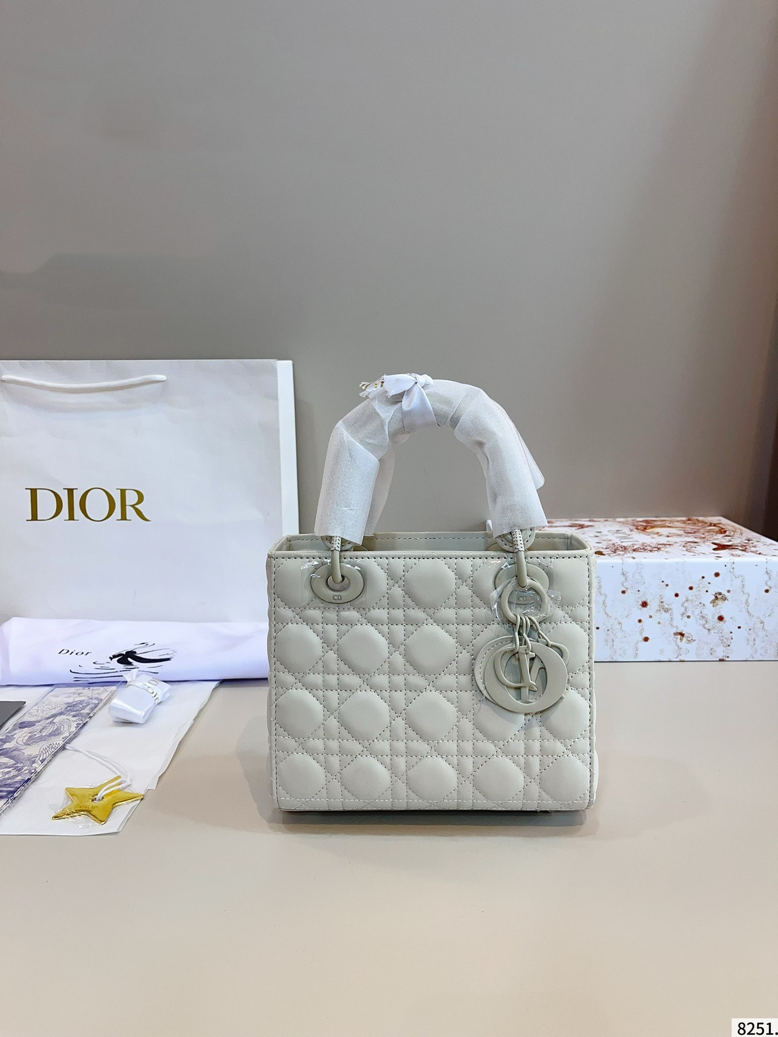 【DIOR旗艦店】ディオール Lady ハンドバッグ 21*9*18cm-BRAND OFF