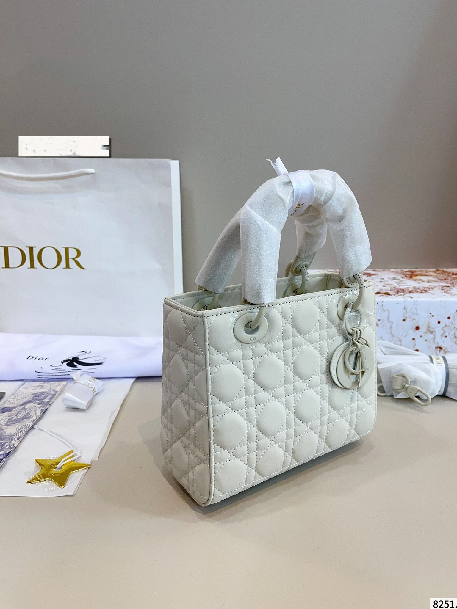 【DIOR旗艦店】ディオール Lady ハンドバッグ 21*9*18cm-BRAND OFF
