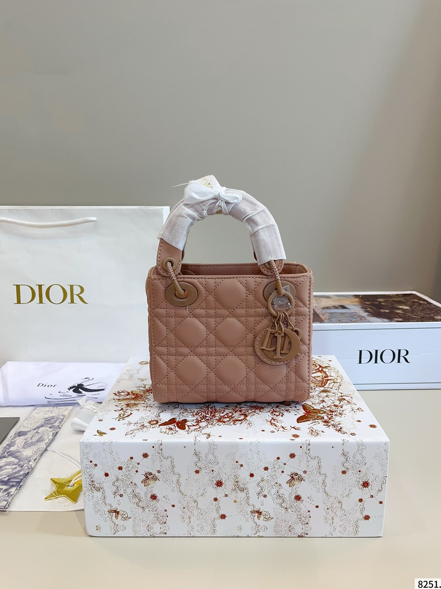 【DIOR旗艦店】ディオール Lady ハンドバッグ 17*8*14cm-BRAND OFF