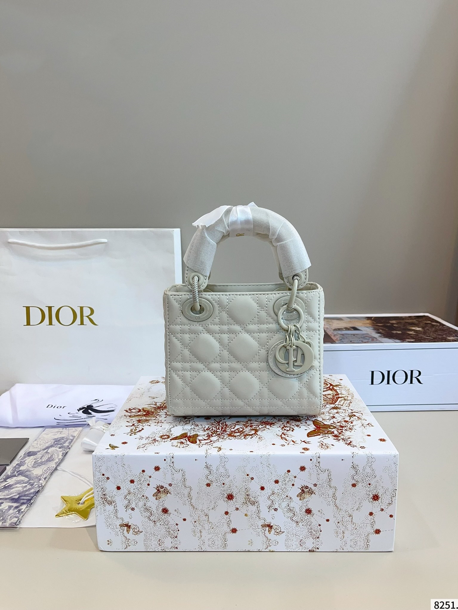 【DIOR旗艦店】ディオール Lady ハンドバッグ 17*8*14cm-BRAND OFF