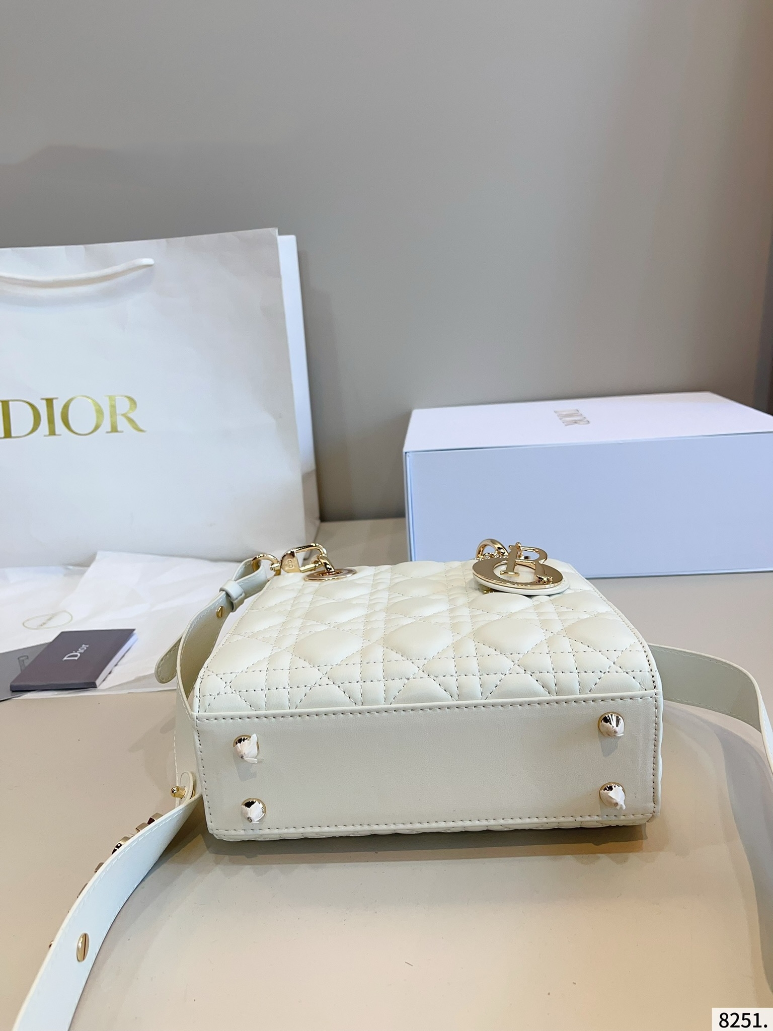 【DIOR公式旗艦店】ディオール Lady ハンドバッグ 20*8*17cm-BRAND OFF