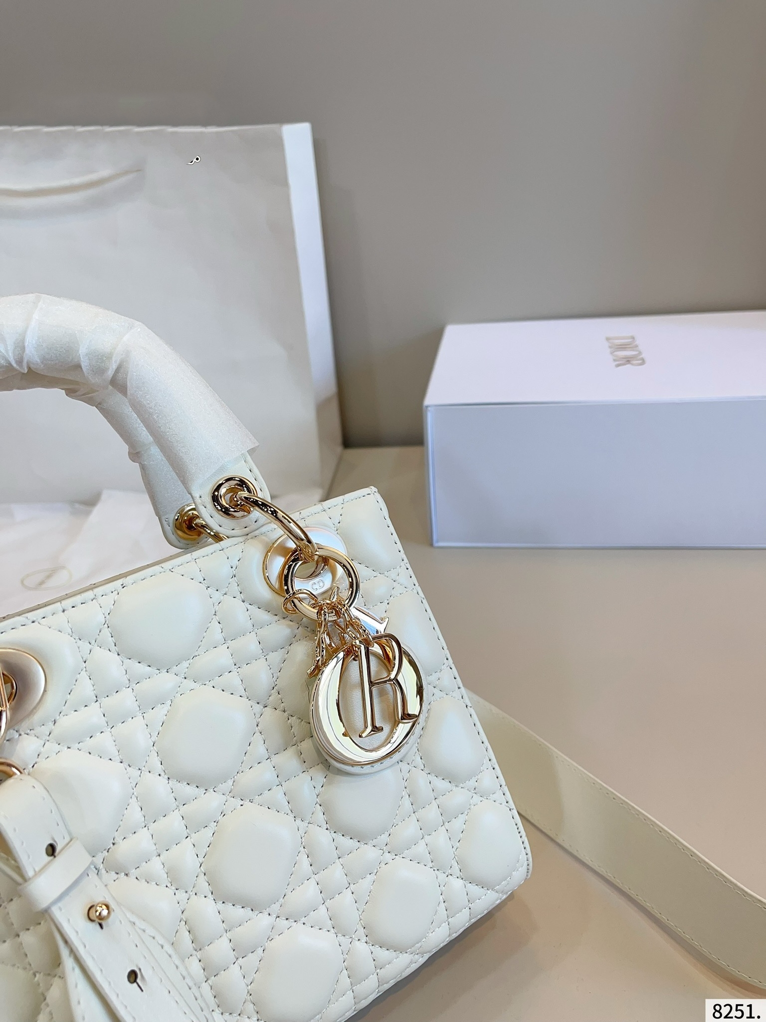 【DIOR公式旗艦店】ディオール Lady ハンドバッグ 20*8*17cm-BRAND OFF