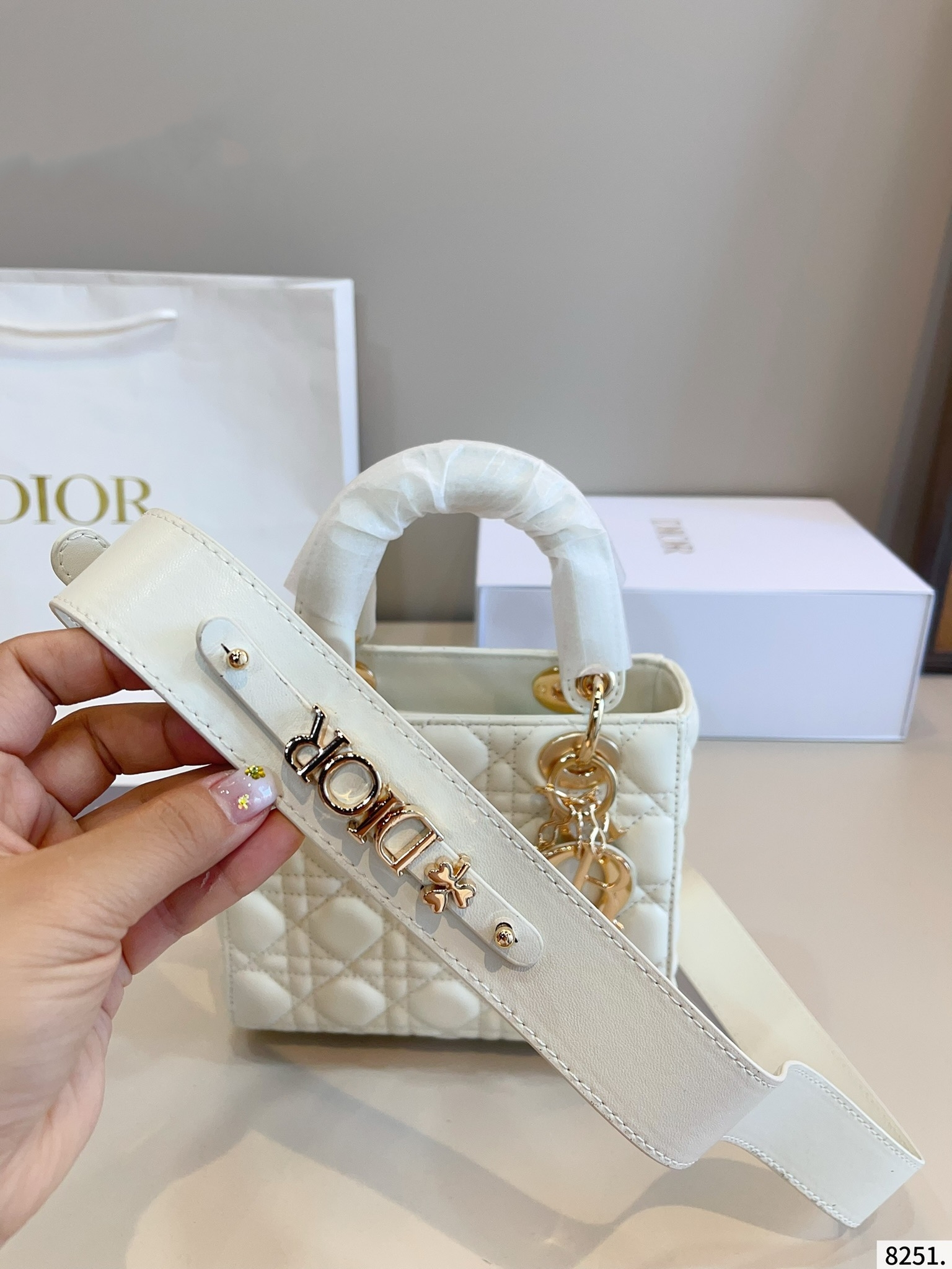 【DIOR公式旗艦店】ディオール Lady ハンドバッグ 20*8*17cm-BRAND OFF