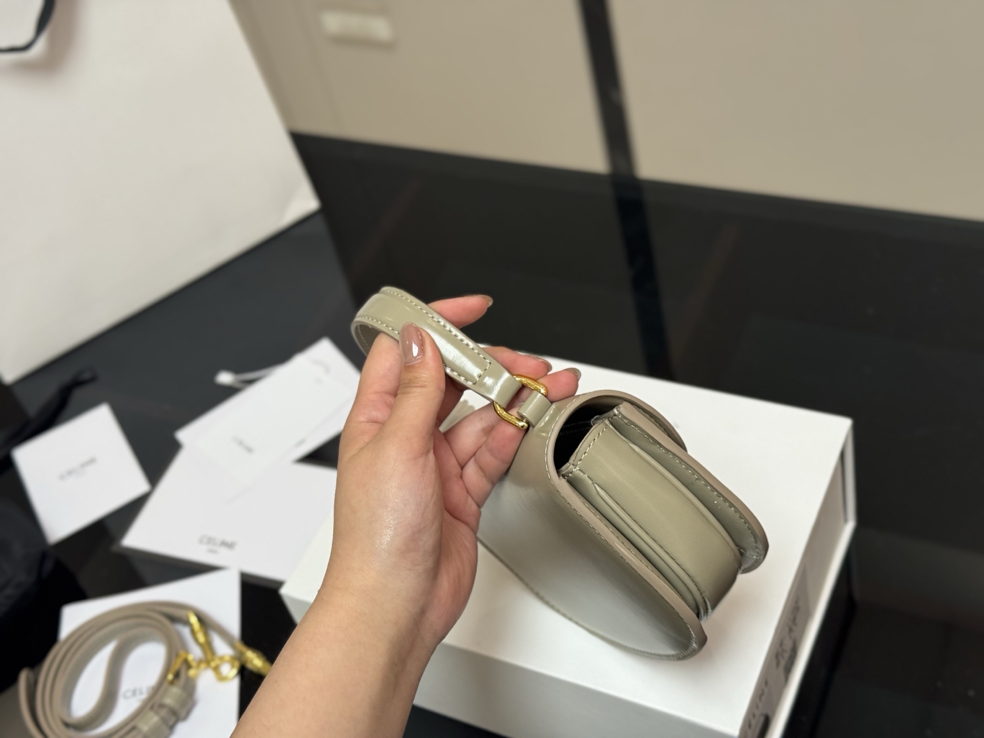 【CELINE公式旗艦店】セリーヌ BESACE TRIOMPHE MINI ハンドバッグ-BRAND OFF