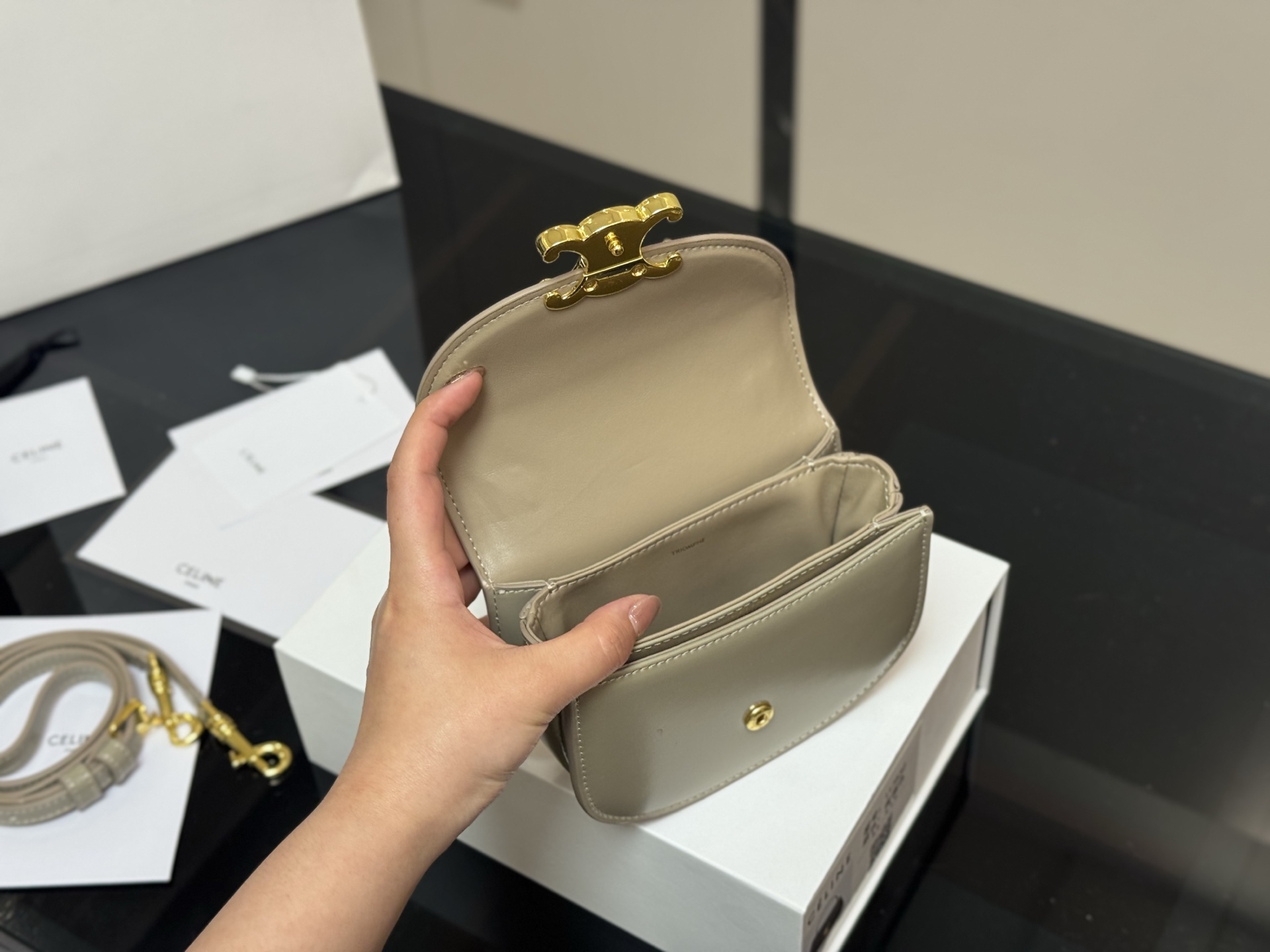 【CELINE公式旗艦店】セリーヌ BESACE TRIOMPHE MINI ハンドバッグ-BRAND OFF