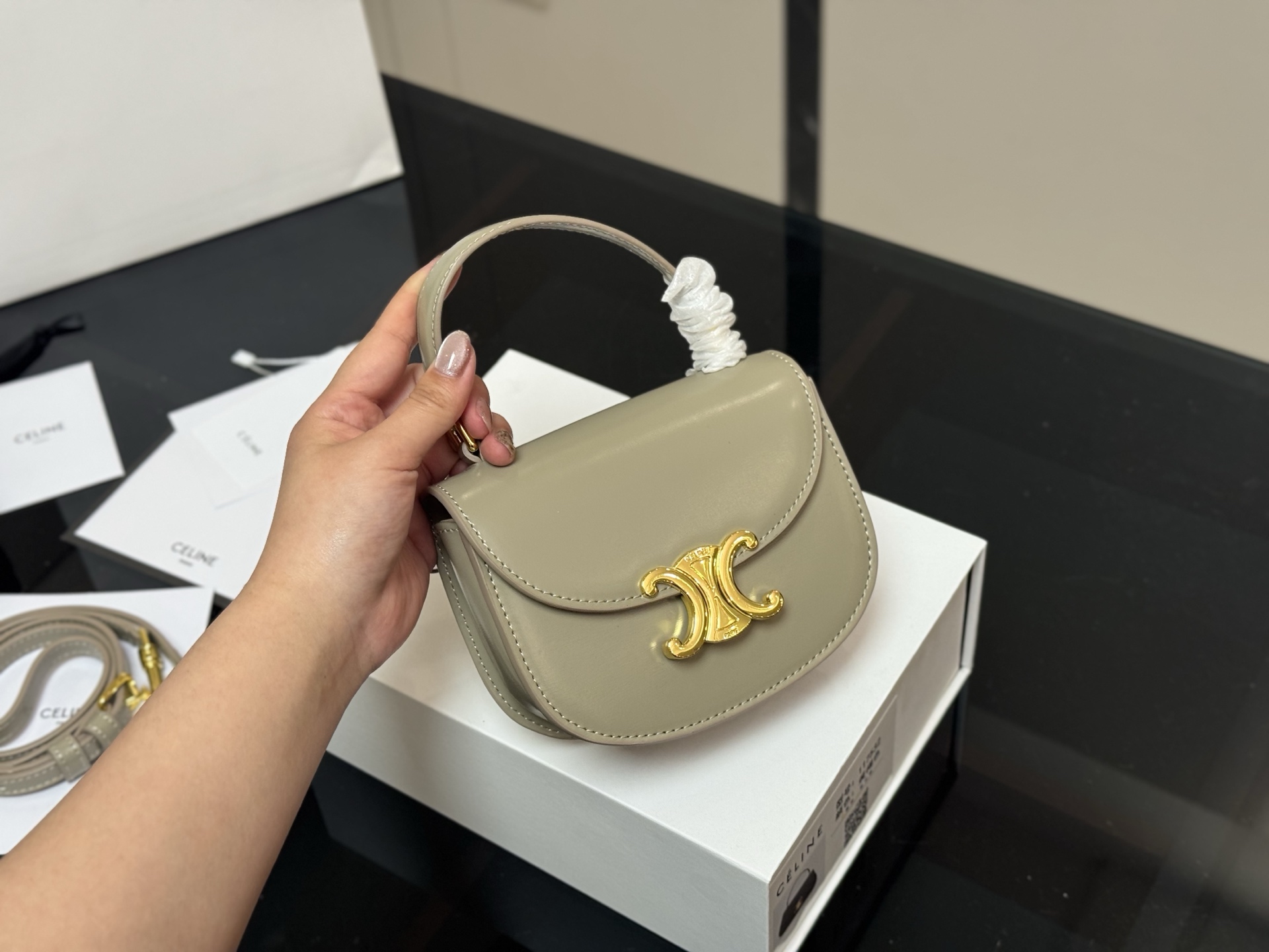 【CELINE公式旗艦店】セリーヌ BESACE TRIOMPHE MINI ハンドバッグ-BRAND OFF