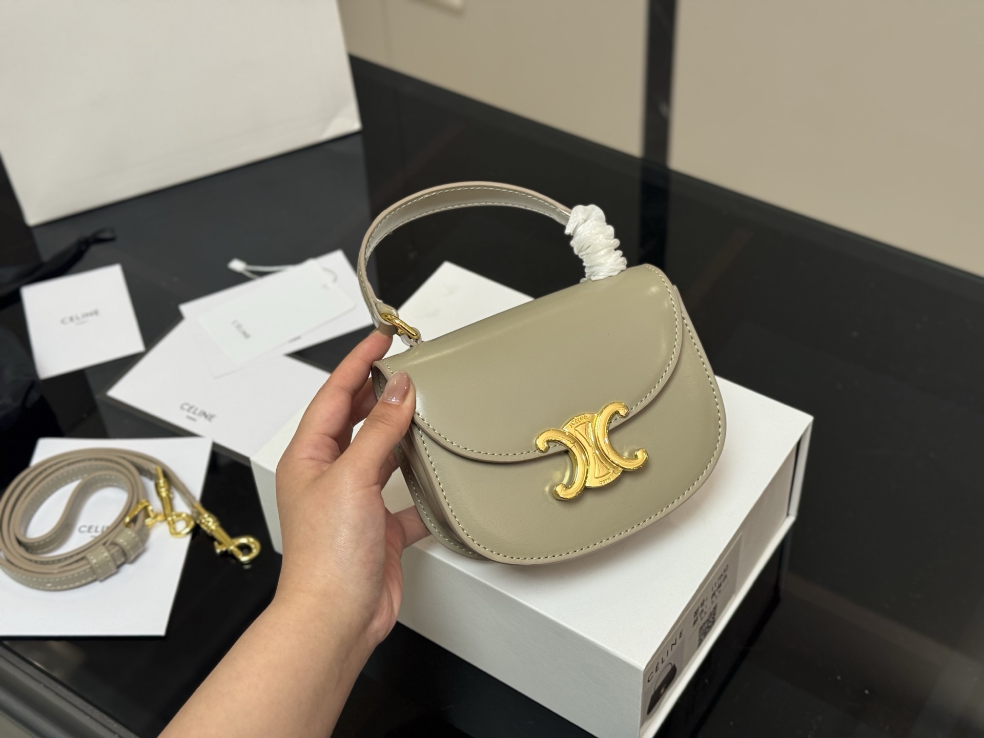 【CELINE公式旗艦店】セリーヌ BESACE TRIOMPHE MINI ハンドバッグ-BRAND OFF