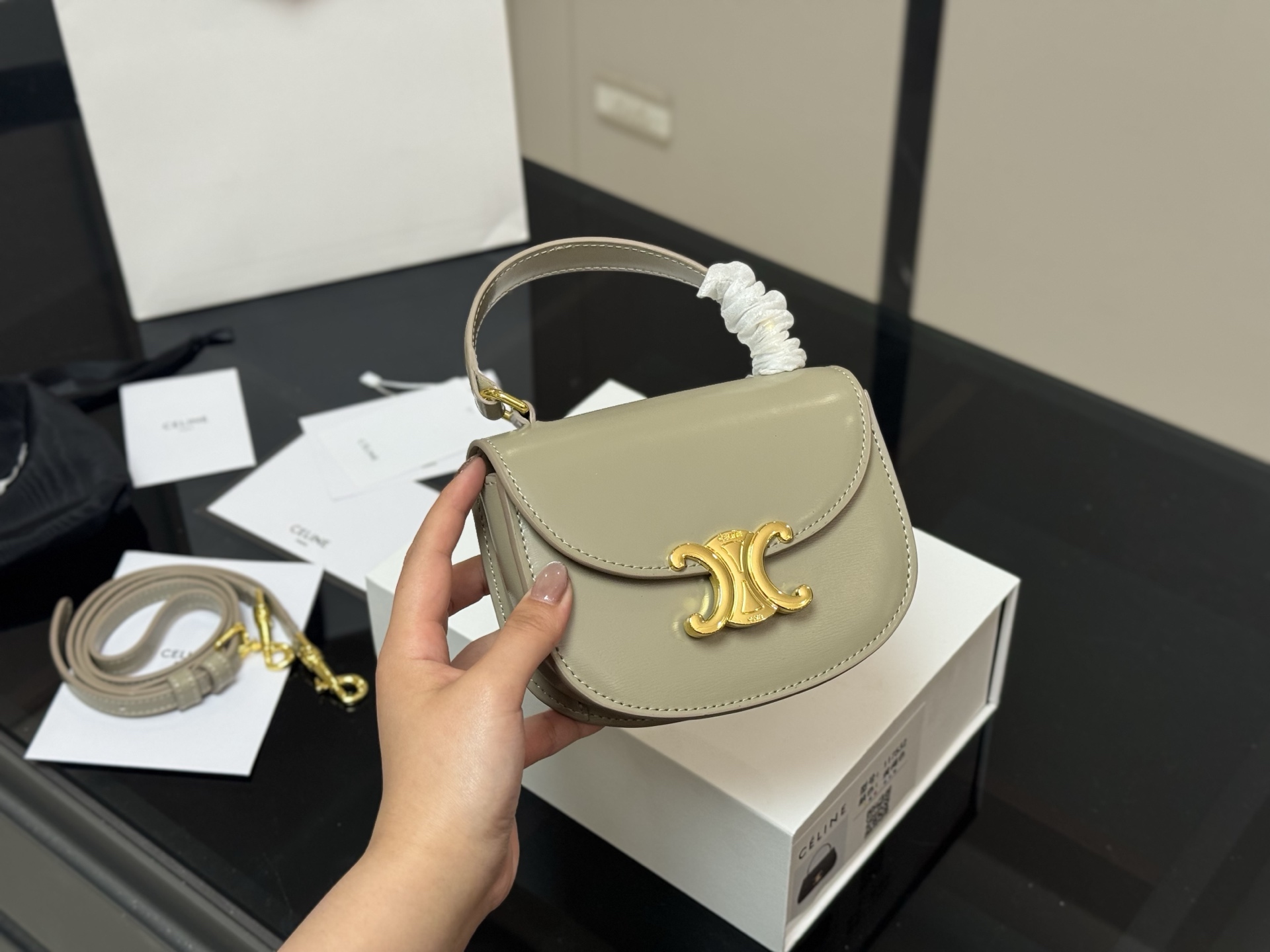 【CELINE公式旗艦店】セリーヌ BESACE TRIOMPHE MINI ハンドバッグ-BRAND OFF