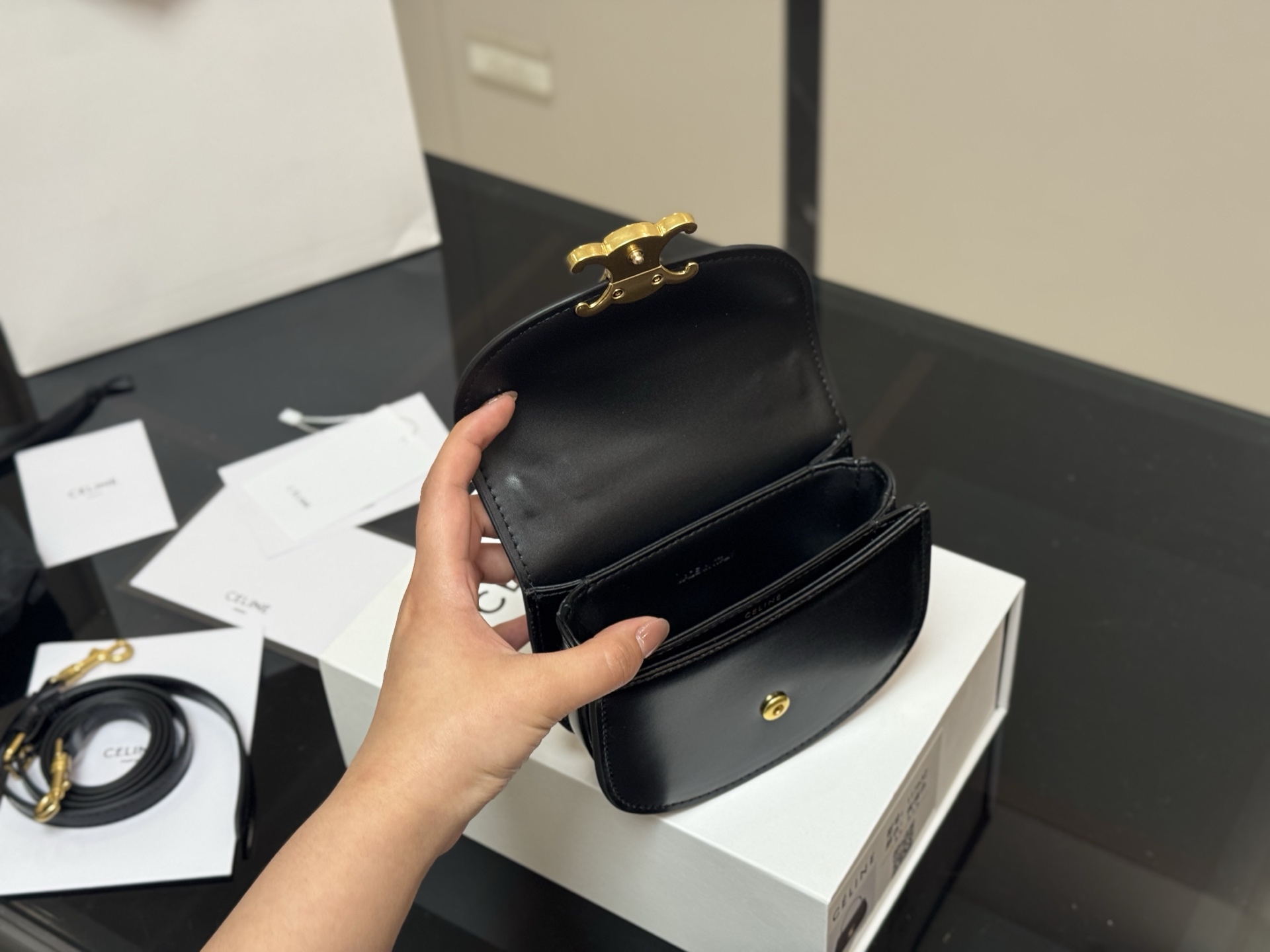【CELINE公式旗艦店】セリーヌ BESACE TRIOMPHE MINI ハンドバッグ-BRAND OFF