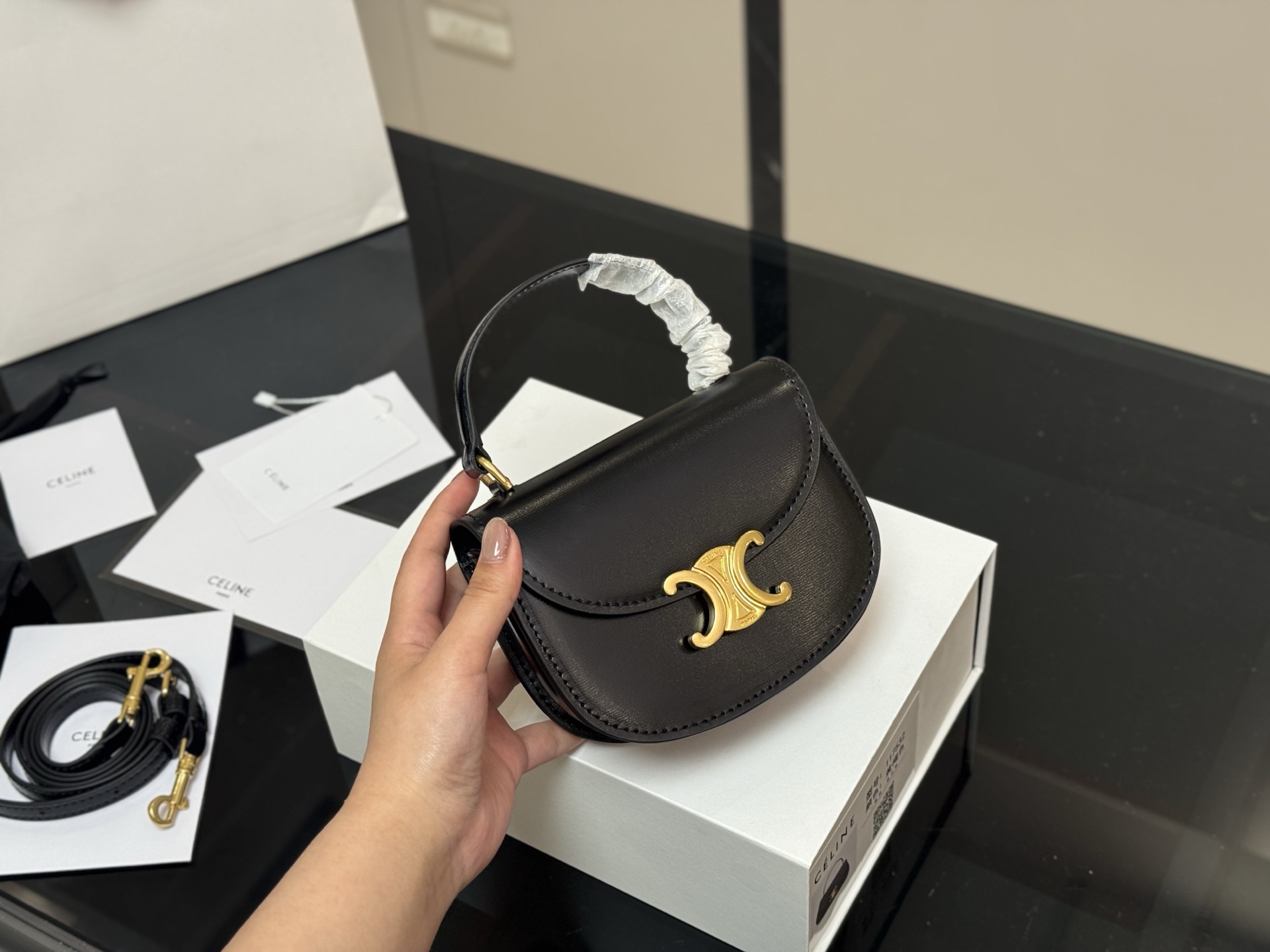 【CELINE公式旗艦店】セリーヌ BESACE TRIOMPHE MINI ハンドバッグ-BRAND OFF