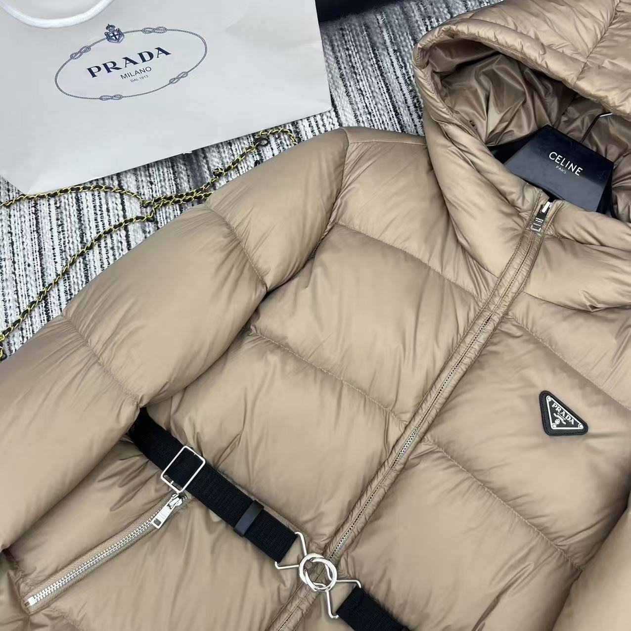 【PRADA旗艦店】ダウンジャケット、ご好評に付き再入荷！-BRAND OFF