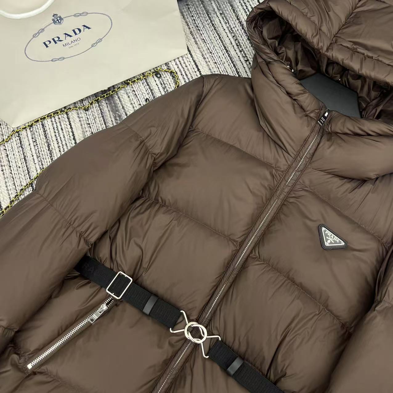 【PRADA旗艦店】ダウンジャケット、ご好評に付き再入荷！-BRAND OFF