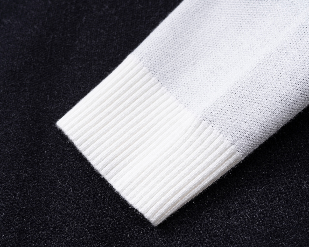 【VERSACE旗艦店】ヴェルサーチ セーター ご好評に付き再入荷！-BRAND OFF