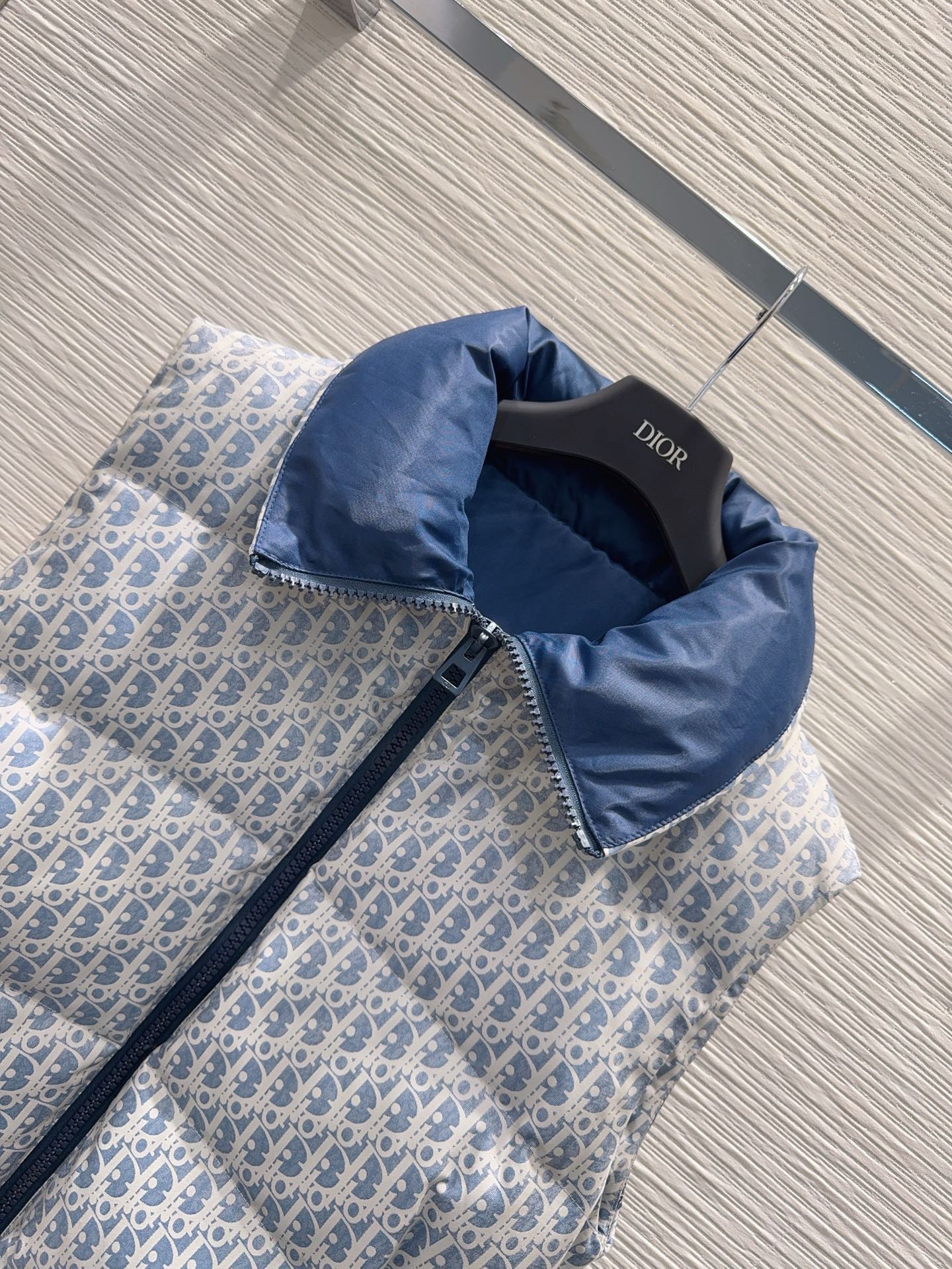 【DIOR公式 旗艦店】（ディオール ） ダウンベスト、ご好評に付き再入荷！-BRAND OFF