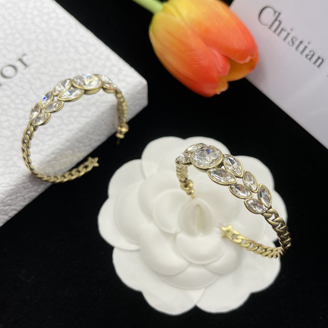 【DIOR】 ディオール   ファッションスタイルのイヤリング-BRAND OFF