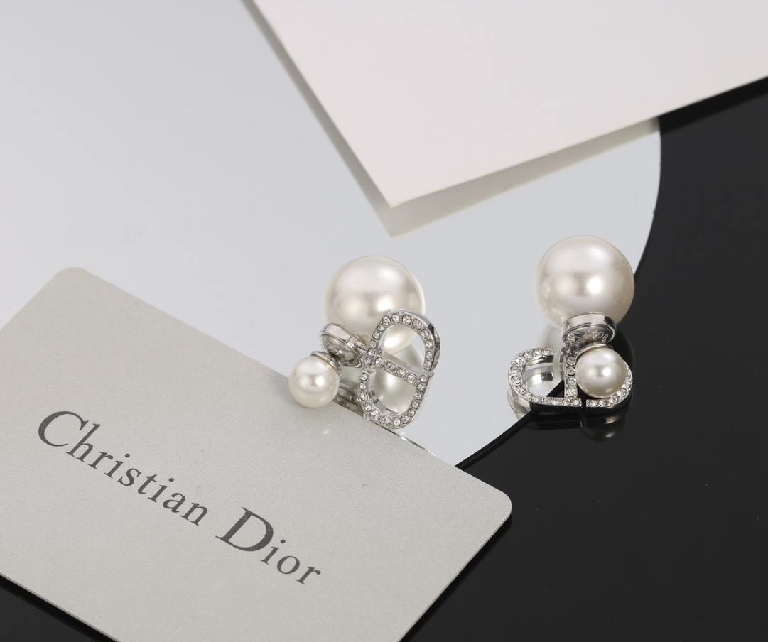 【DIOR】 ディオール   ファッションスタイルのイヤリング-BRAND OFF