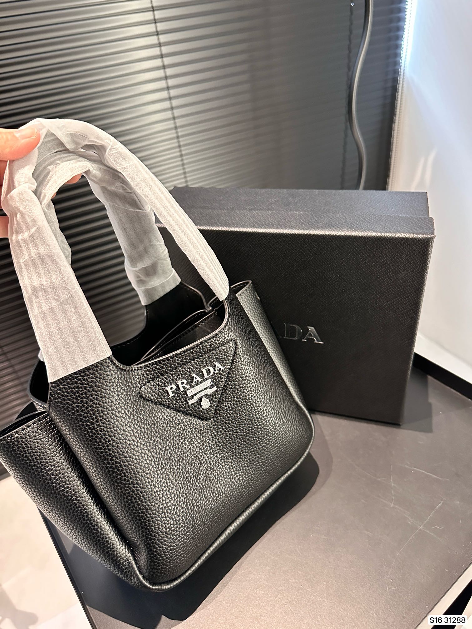 【PRADA 公式旗艦店】プラダ ハンドバッグ 当日出荷 好評に付き再入荷！17*15CM-BRAND OFF