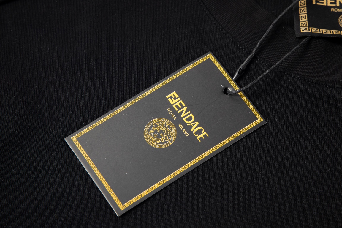 【VERSACE  公式旗艦店】ヴェルサーチ  Tシャツ ご好評に付き再入荷！-BRAND OFF