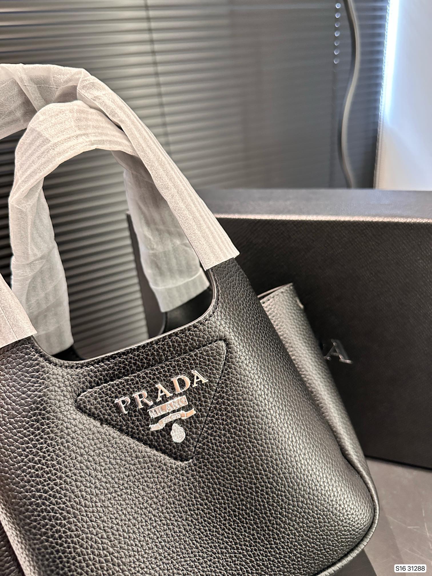 【PRADA 公式旗艦店】プラダ ハンドバッグ 当日出荷 好評に付き再入荷！17*15CM-BRAND OFF