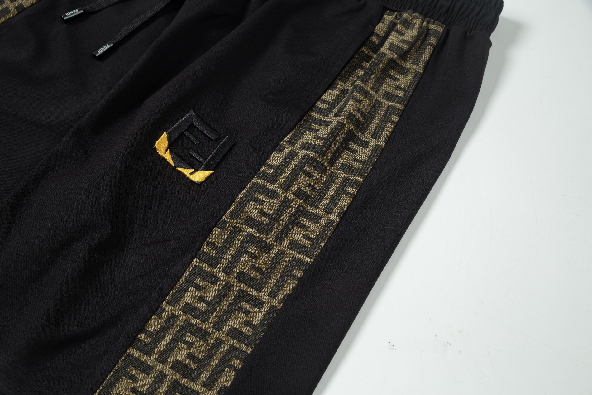 【FENDI  公式旗艦店】フェンディ ショートパンツご好評に付き再入荷！-BRAND OFF