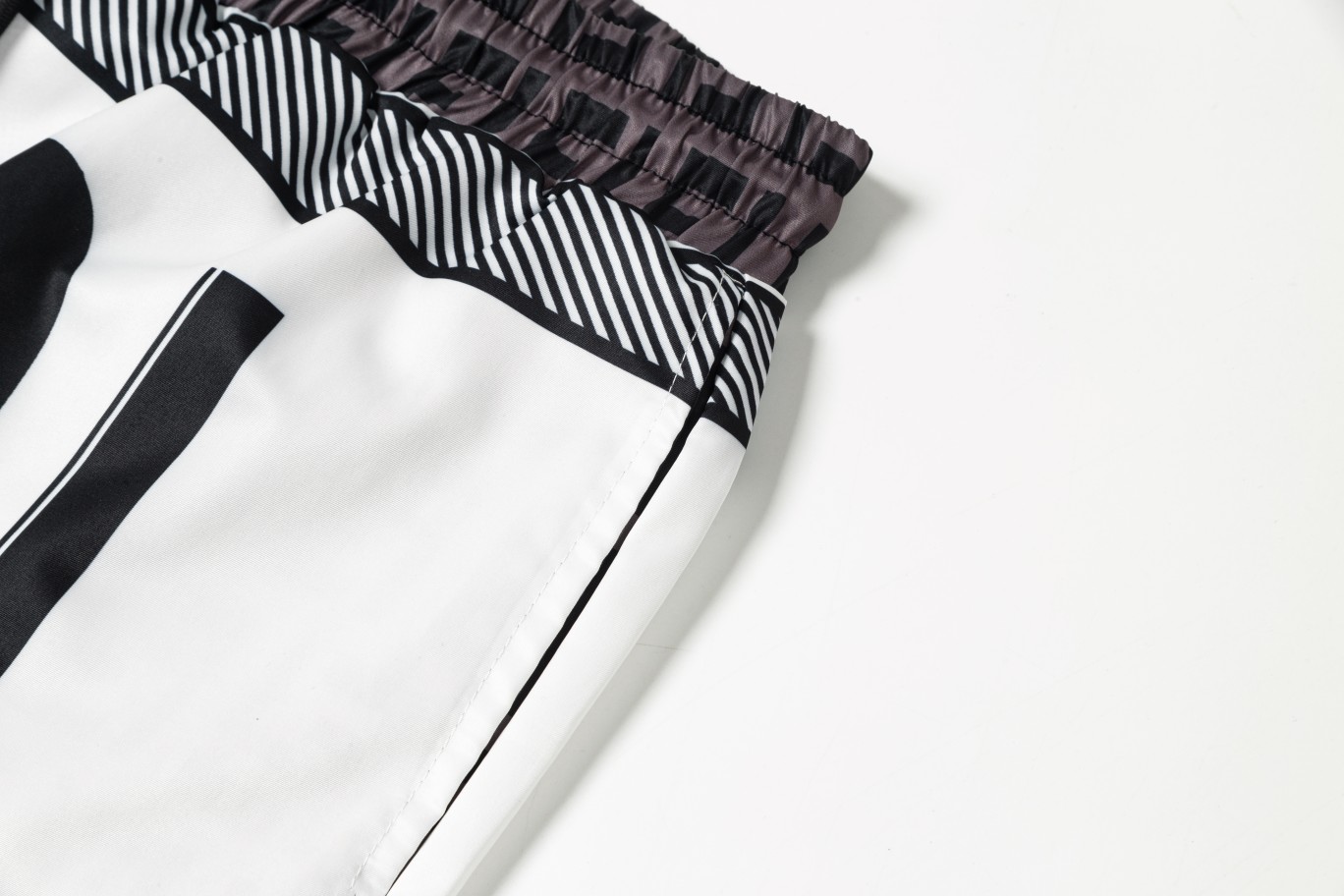 【FENDI 公式旗艦店】フェンディ ショートパンツご好評に付き再入荷 24624-BRAND OFF