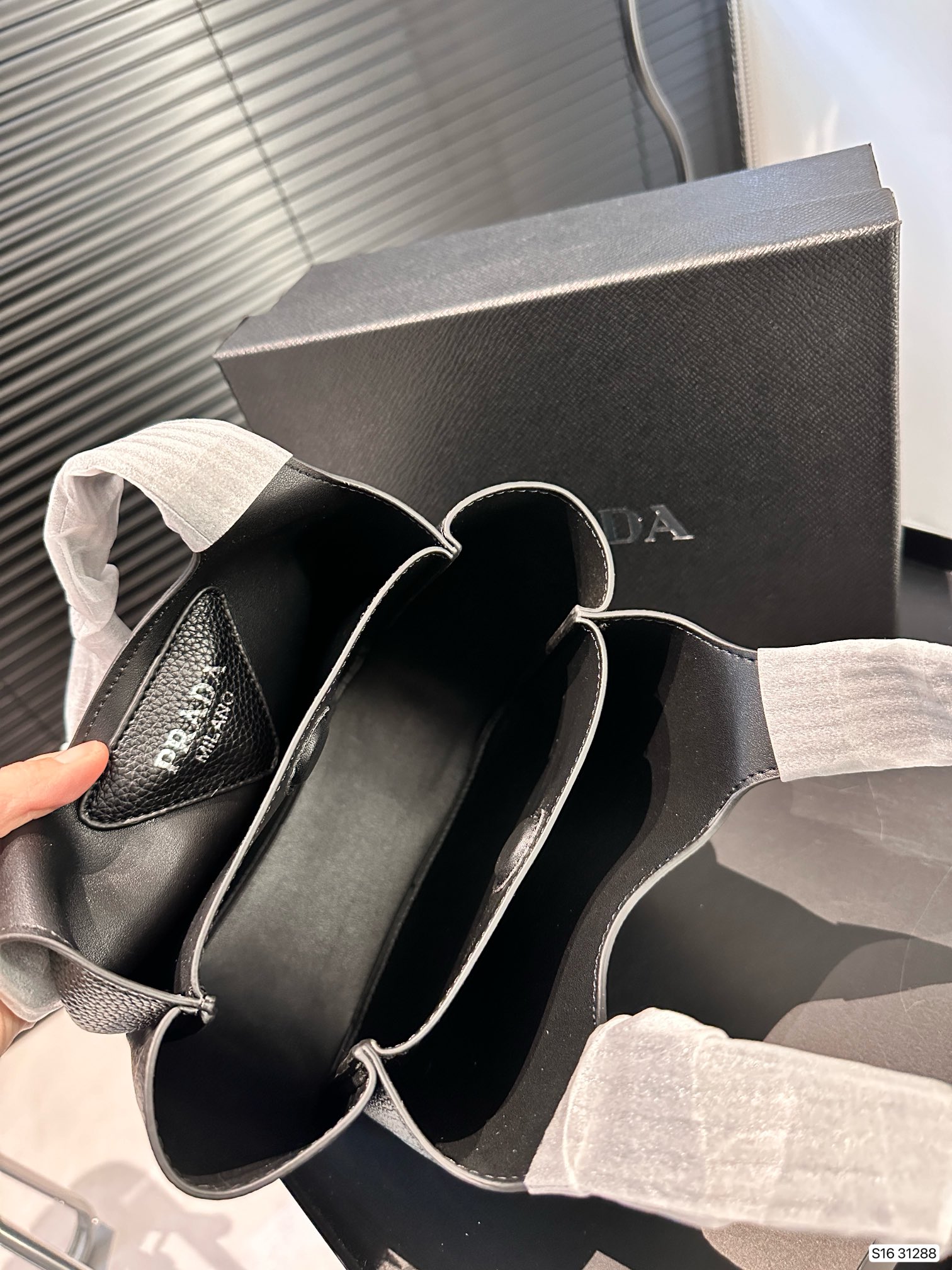 【PRADA 公式旗艦店】プラダ ハンドバッグ 当日出荷 好評に付き再入荷！17*15CM-BRAND OFF