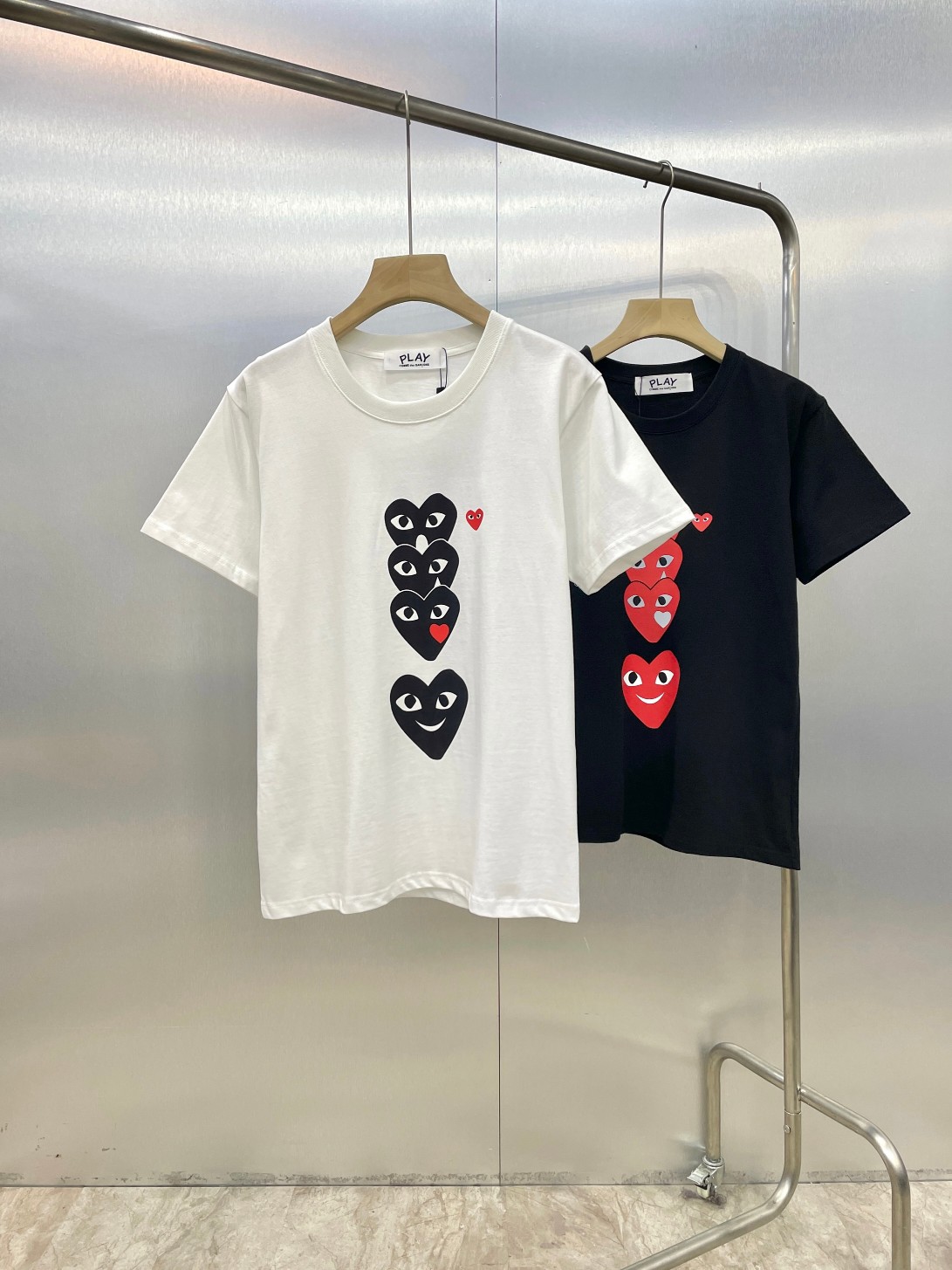 【COMME DES GARCONS PLAY 公式旗艦店】 コム デ ギャルソン プレイ   Tシャツご好評に付き再入荷 24628-BRAND OFF