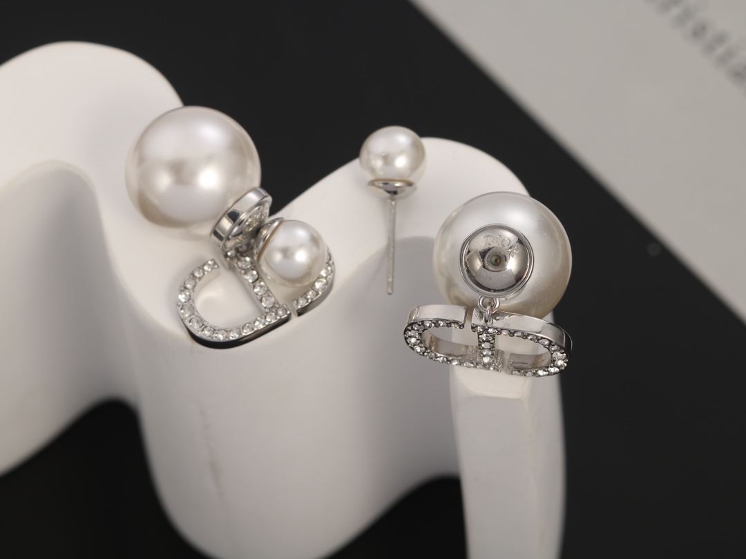【DIOR】 ディオール   ファッションスタイルのイヤリング-BRAND OFF