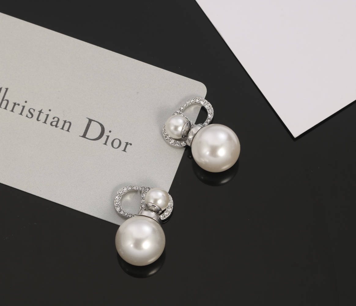 【DIOR】 ディオール   ファッションスタイルのイヤリング-BRAND OFF