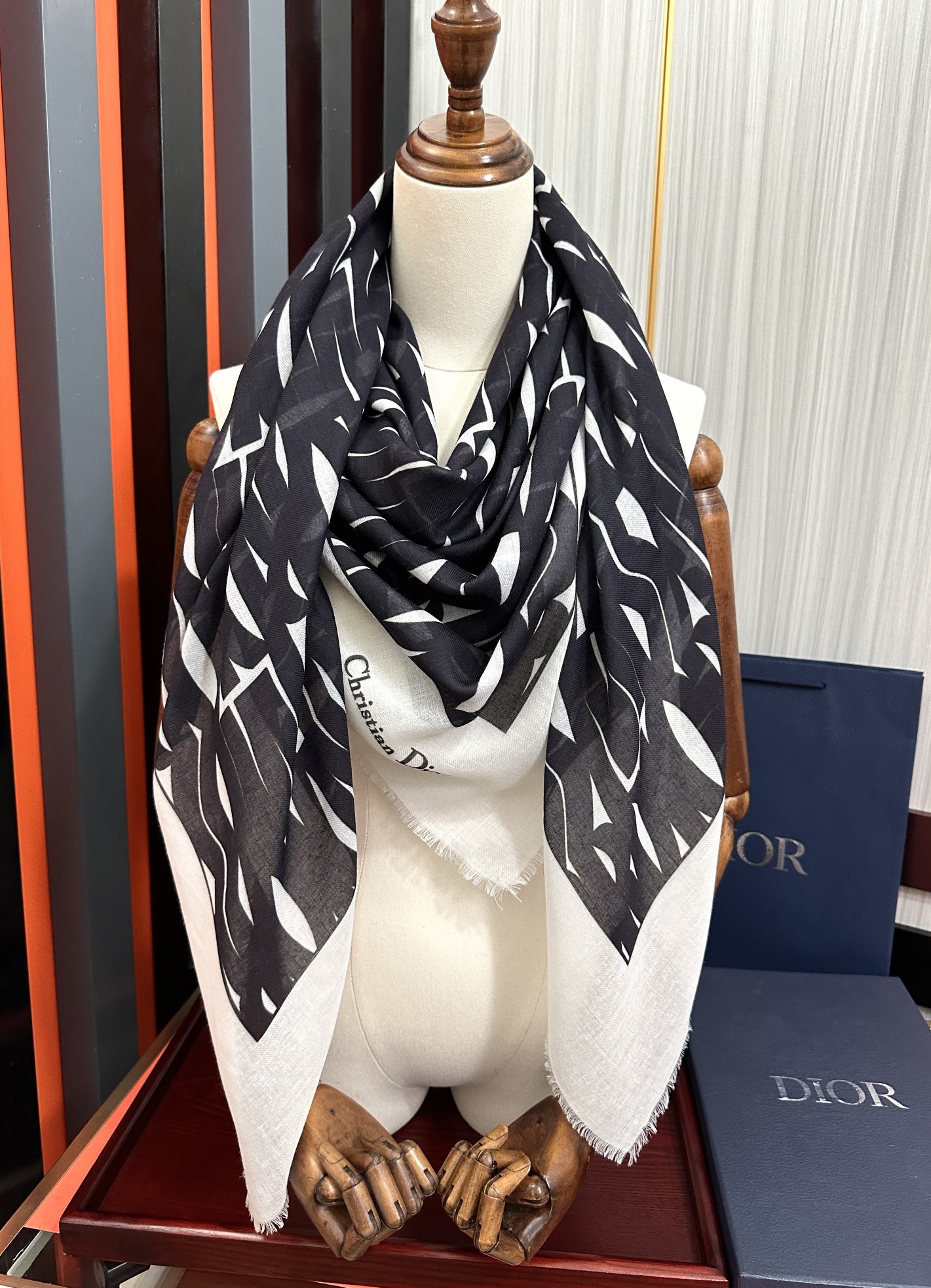 【DIOR  ディオール 】スカーフ  140*140cm  241108-BRAND OFF