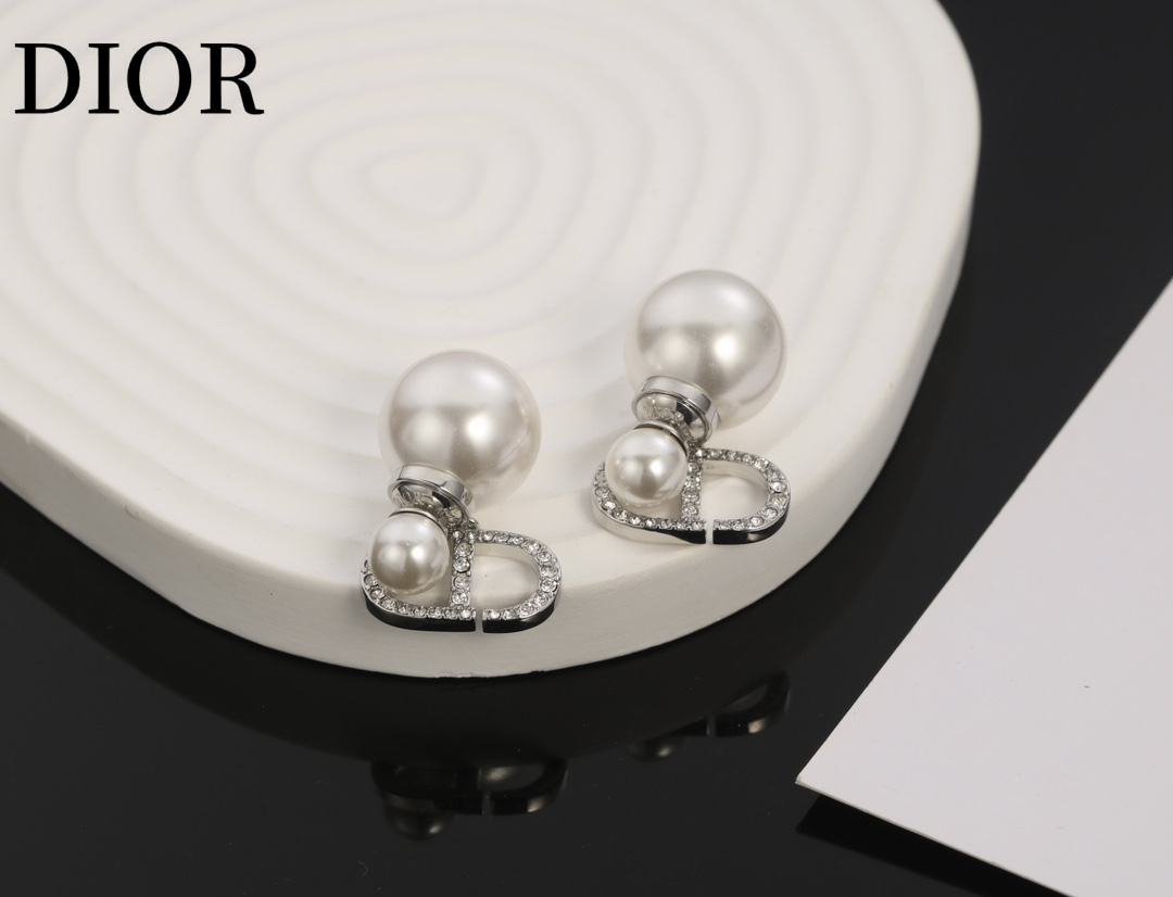 【DIOR】 ディオール   ファッションスタイルのイヤリング-BRAND OFF