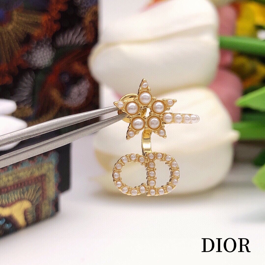 【DIOR】 ディオール   ファッションスタイルのイヤリング-BRAND OFF