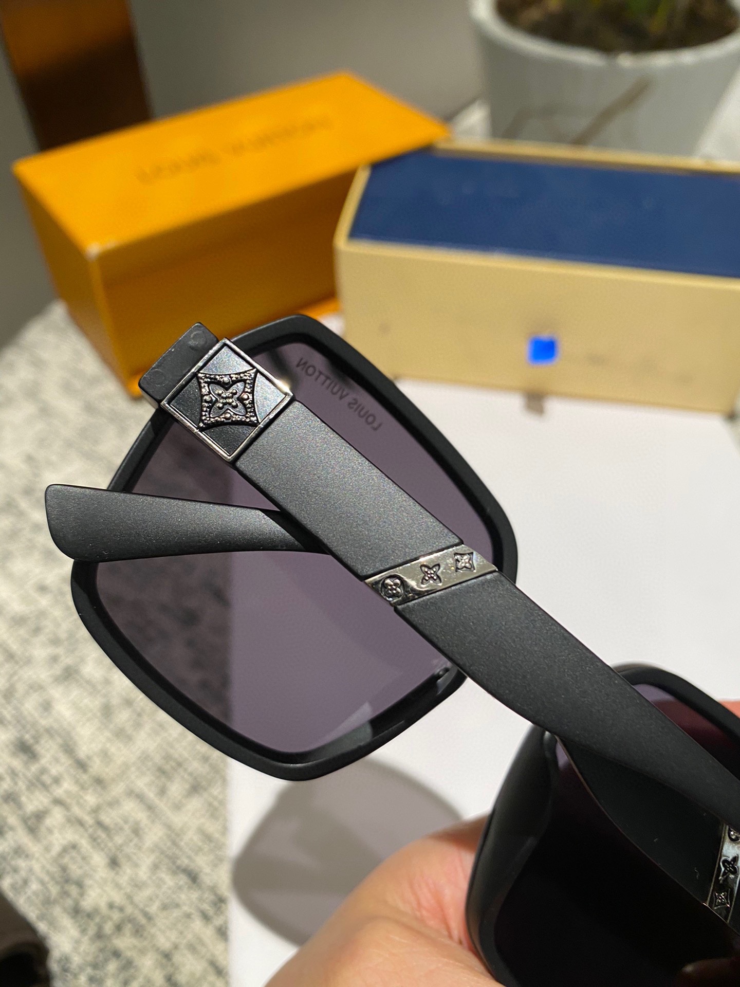 LOUIS VUITTON(ルイヴィトン) サングラス-BRAND OFF