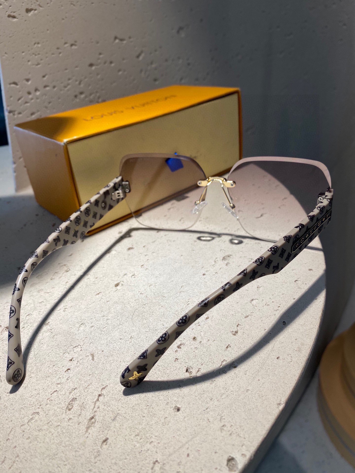 LOUIS VUITTON(ルイヴィトン) サングラス-BRAND OFF