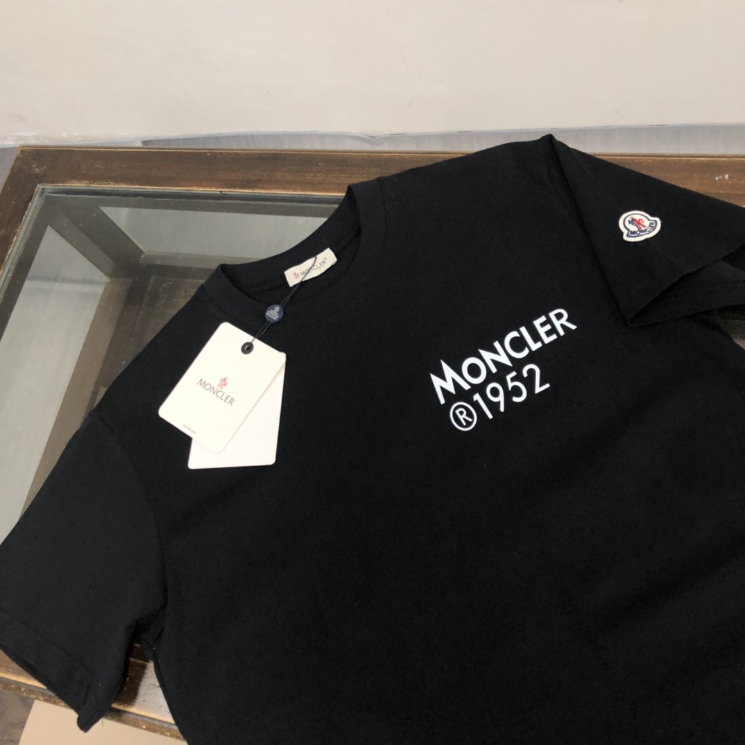 【2026】MONCLER モンクレール 半袖シャツ　Tシャツ　長く着て変形しにくい　シンプルの風格　ファッション　かっこいい　白　黒　男女兼用-BRAND OFF