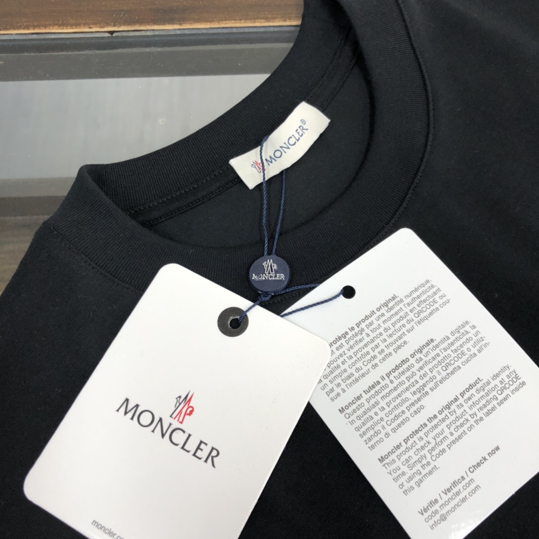 【2026】MONCLER モンクレール　　半袖シャツ　Tシャツ 長く着て変形しにくい　シンプルの風格　ファッション　かっこいい　白　黒　グレー　男女兼用-BRAND OFF