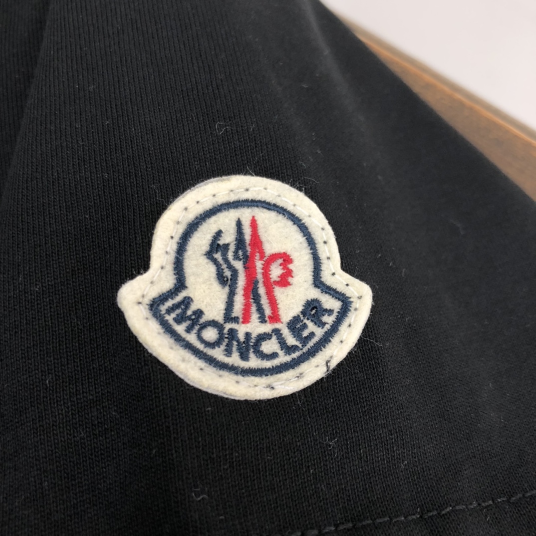 【2026】MONCLER モンクレール　　半袖シャツ　Tシャツ 長く着て変形しにくい　シンプルの風格　ファッション　かっこいい　白　黒　グレー　男女兼用-BRAND OFF