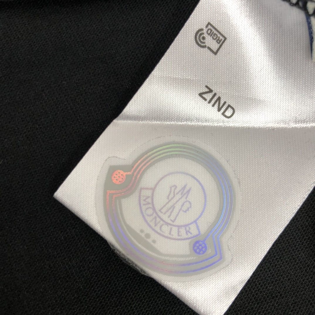 【2026】MONCLER モンクレール　　半袖シャツ　Tシャツ 長く着て変形しにくい　シンプルの風格　ファッション　かっこいい　白　黒　グレー　男女兼用-BRAND OFF