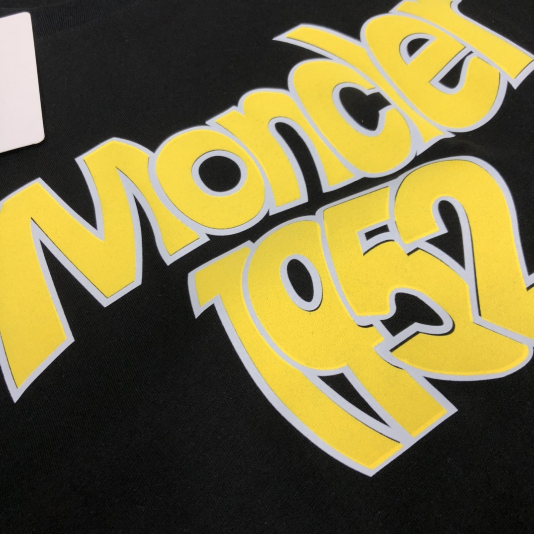 【2026】MONCLER モンクレール　　半袖シャツ　Tシャツ　シンプルの風格　ファッション　かっこいい　白　黒　深いブルー　男女兼用-BRAND OFF