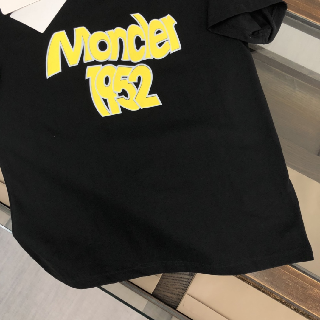 【2026】MONCLER モンクレール　　半袖シャツ　Tシャツ　シンプルの風格　ファッション　かっこいい　白　黒　深いブルー　男女兼用-BRAND OFF