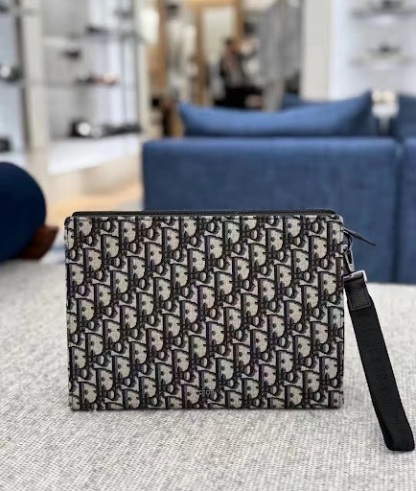洗練されたデザイン♡【 Dior 】A5 トライアングル ポーチ
