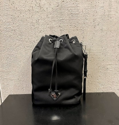 ☆送料関税込☆PRADA Re Nylon ドローストリングポーチ☆超人気