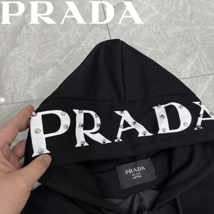 【PRADA】2026 新作 リベット装飾 パーカージャケット フード付き 万能コーデアウター